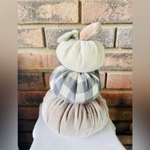 *Pumpkin Stack Gray & Cream